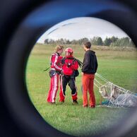 Ondřej Kettner (Srubec, 24) na tandemovém sekoku padákem
