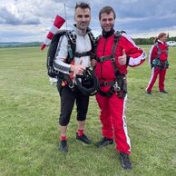 Jiří Korbář (Bystřice Nad Pernštejnem, 26) na tandemovém sekoku padákem