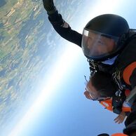 účastník zážitku (Kladno, 50) na tandemovém sekoku padákem