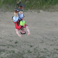 Lukáš Šup (Kladno, 39) na bungee jumpingu z mostu