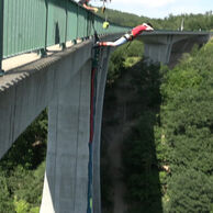 Lukáš Šup (Kladno, 39) na bungee jumpingu z mostu