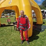 Ladislav Rudolf (Vratimov, 65) na tandemovém sekoku padákem