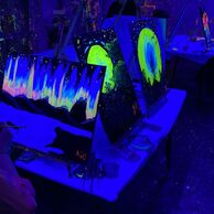 účastník zážitku (Jeneč, 53) na Kurzu malování svítícími barvami