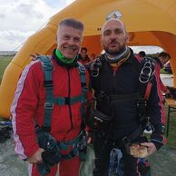 Zdeněk Navrátil (Šumvald, 50) na tandemovém sekoku padákem