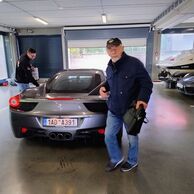 Josef Kapras (Český Krumlov, 80) na Jizdě ve Ferrari 458 Italia