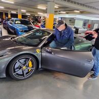 Josef Kapras (Český Krumlov, 80) na Jizdě ve Ferrari 458 Italia