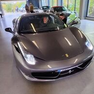 Josef Kapras (Český Krumlov, 80) na Jizdě ve Ferrari 458 Italia