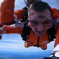 účastník zážitku (Pribram, 23) na tandemovém sekoku padákem