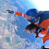 účastník zážitku (Pribram, 23) na tandemovém sekoku padákem