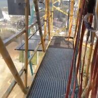 Max Herčík (Praha, 19) na Bungee jumpingu z věže