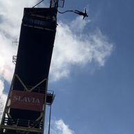 Max Herčík (Praha, 19) na Bungee jumpingu z věže