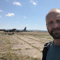 Ladislav Dostál (Olomouc, 46) na tandemovém sekoku padákem