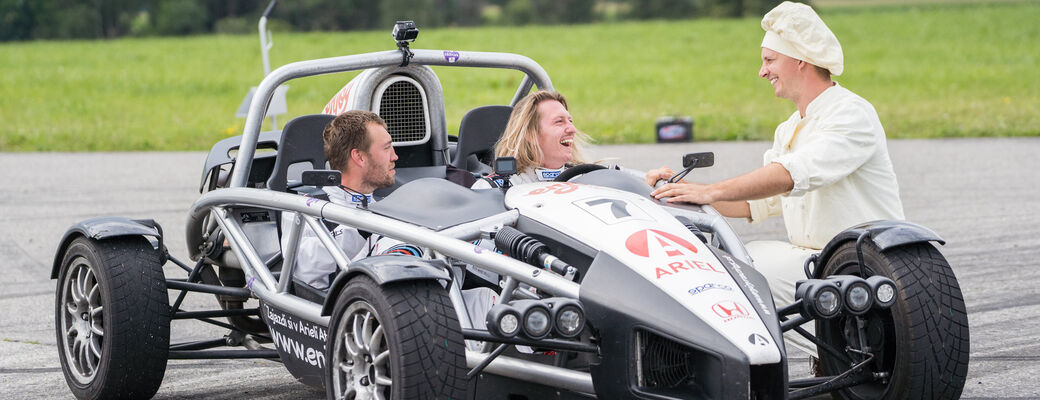 Karel Kašák vyzvídá u Přemka, jak si na zážitku pochutnal :)  (Ariel Atom 3.5)