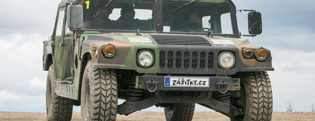 Humvee - vojenský Hummer připravený k vašemu dobrodružství. 