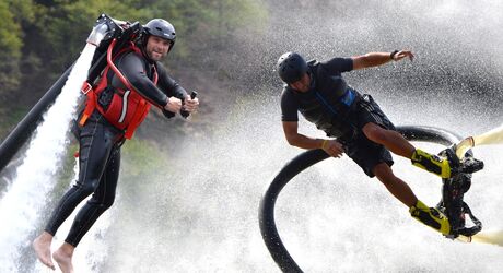 Flyboard s Jetpackem v akci.