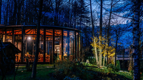 Krásná prosklená restaurace.