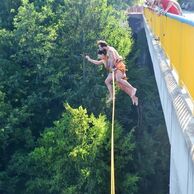 Pavel Kloboučník (Hodonín, 37) na bungee skoku do houpačky ve dvou
